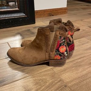 Brown booties (embroidered).